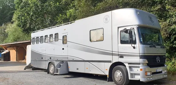 Camion Mercedes pour chevaux
