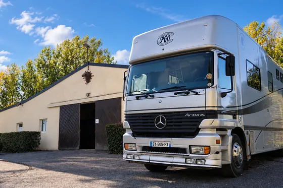 Le camion devant les écuries