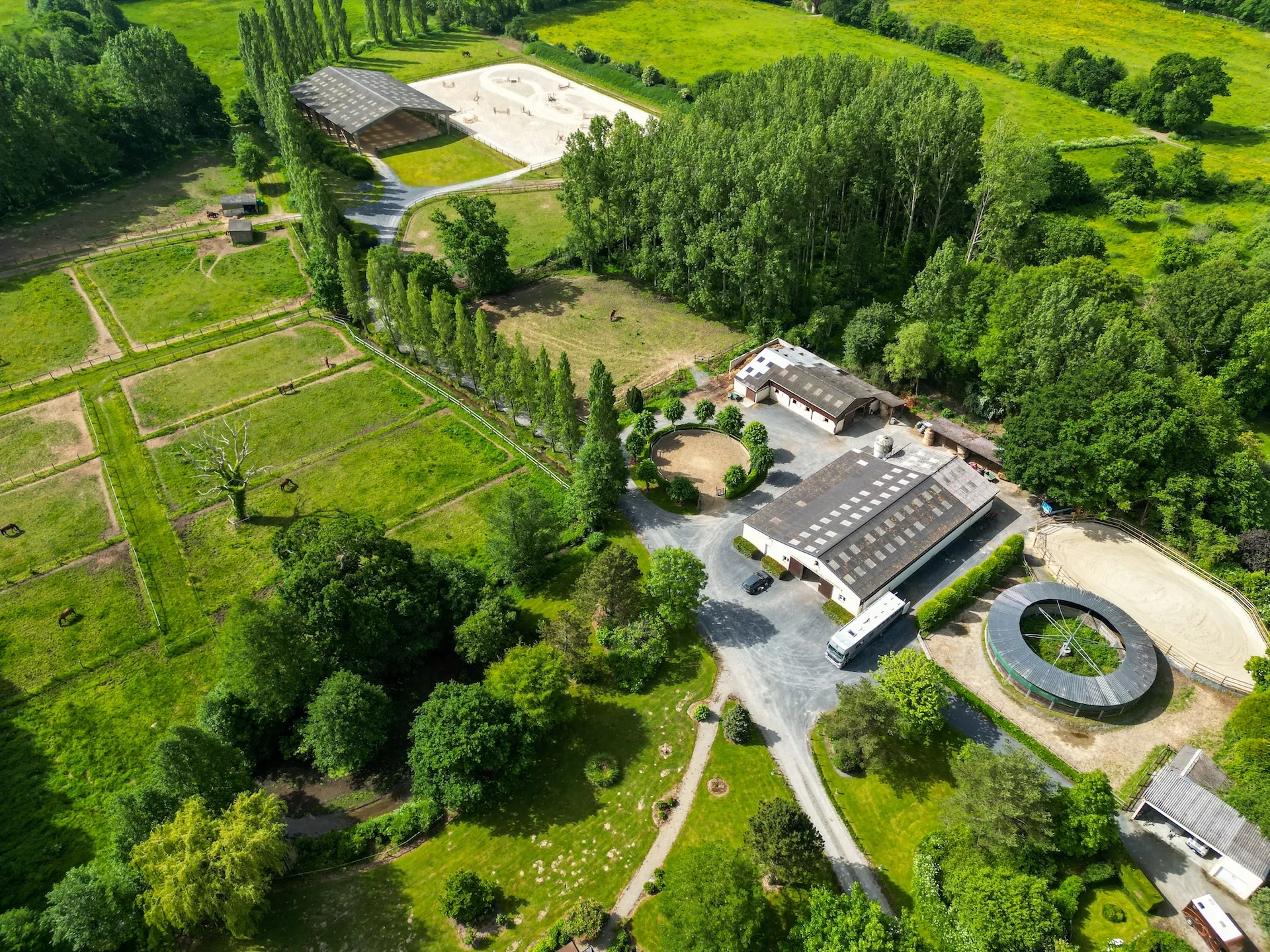 Vue aérienne du domaine de Beauclerc et de ses paddocks