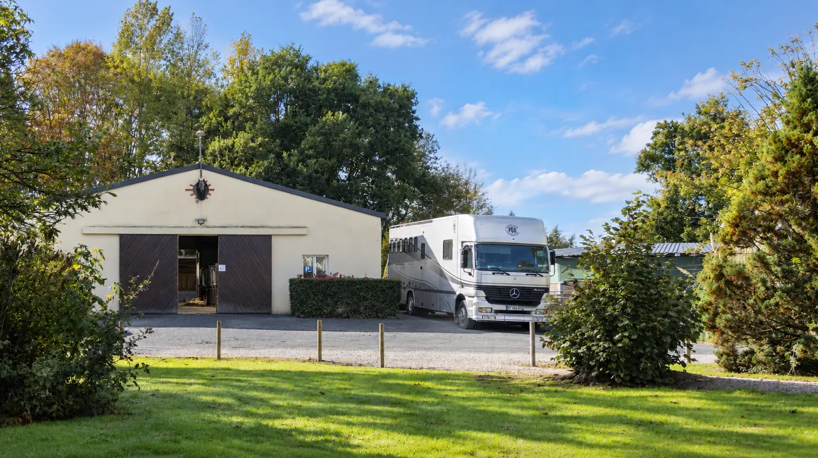The stables and horse truck at Écurie de Beauclerc