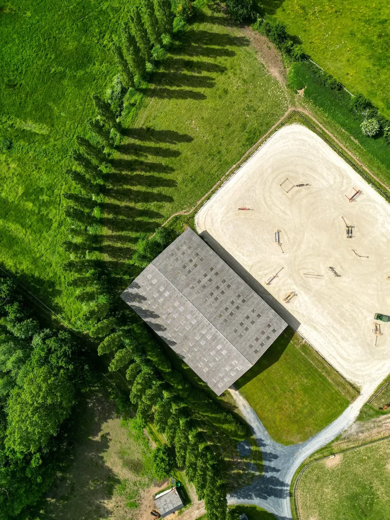 Vue aérienne des carrières et des prairies bordées de peupliers de l’Écurie de Beauclerc